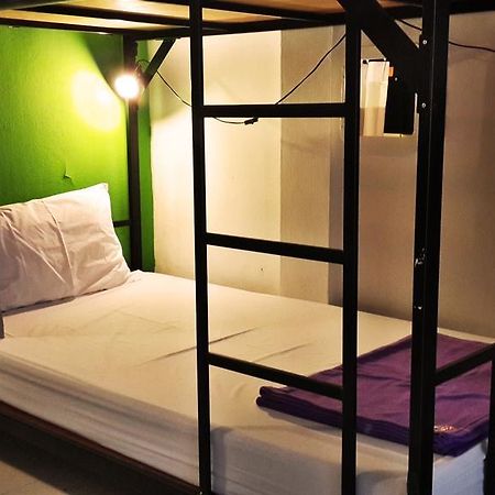 De Talak Hostel Банкок Екстериор снимка