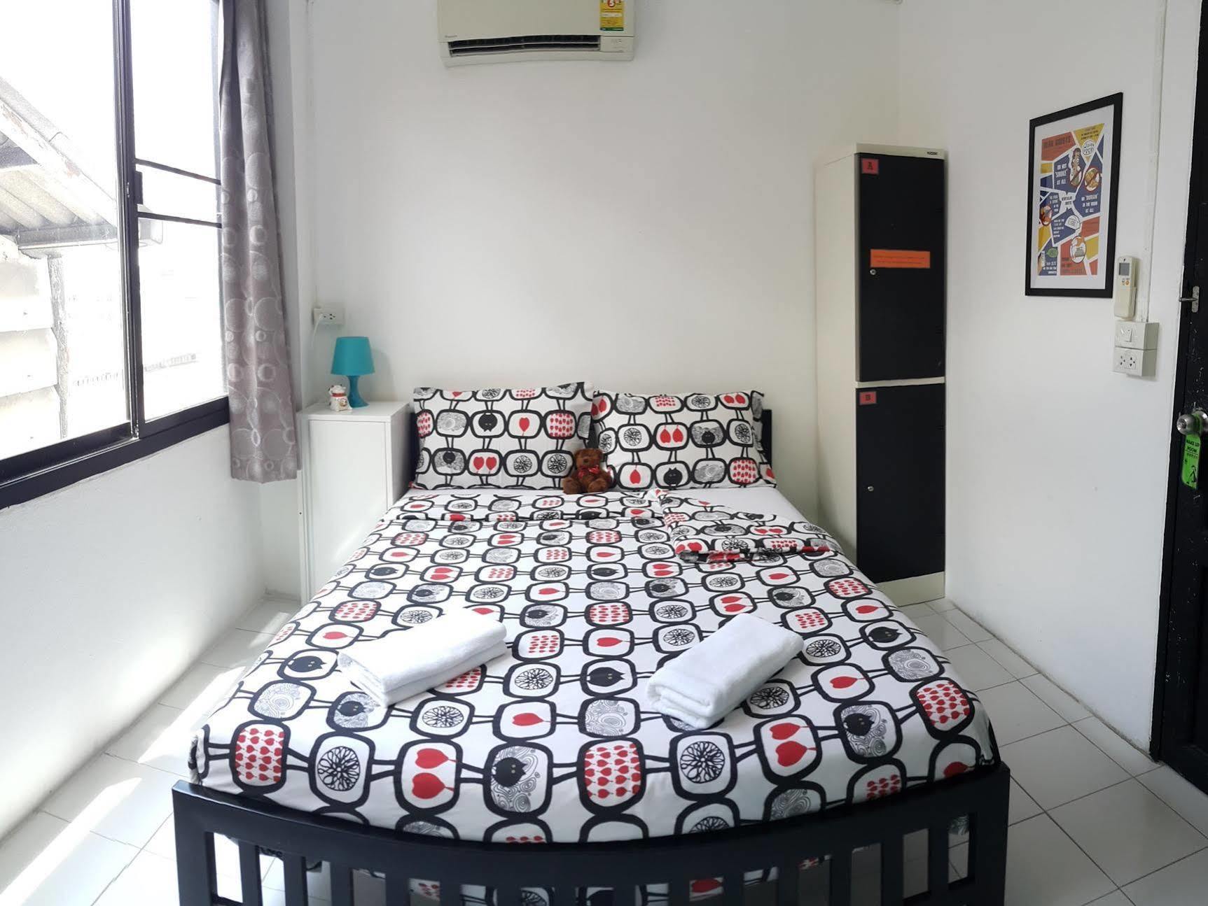 De Talak Hostel Банкок Екстериор снимка